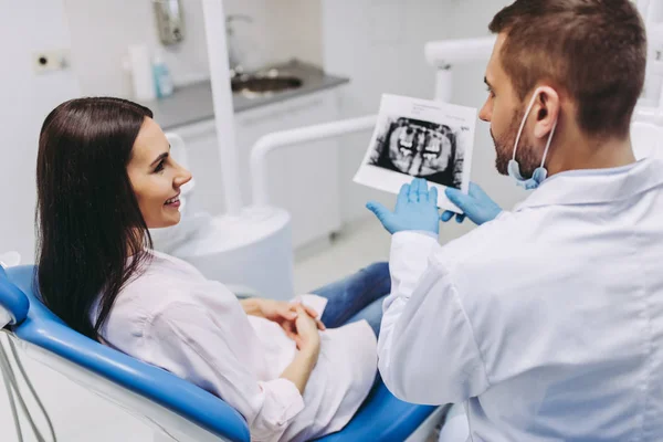 Retrato Paciente Sexo Feminino Conversando Com Dentista Masculino Olhando Para — Fotografia de Stock