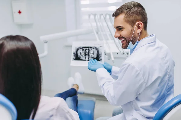 Widok Kobiety Pacjenta Dyskusji Mężczyzna Dentysta Ogląda Rtg Nowoczesnej Kliniki — Zdjęcie stockowe