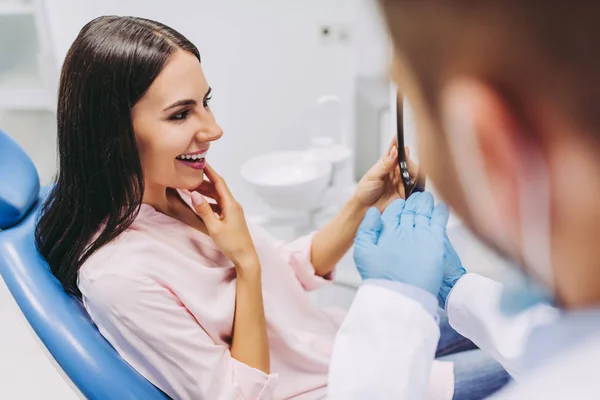 Portret Van Lachende Vrouw Spiegel Kijken Tandheelkundige Ingreep Kliniek — Stockfoto