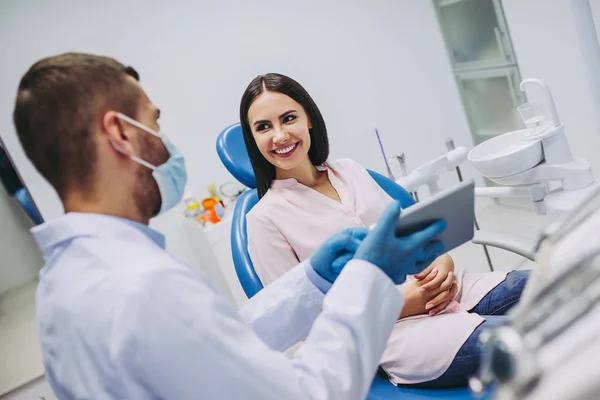 Ritratto Del Medico Del Paziente Sorridente Che Guarda Schermo Digitale — Foto Stock