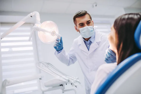 Dentista Masculino Checando Dentes Paciente Feminino Clínica Odontológica Moderna — Fotografia de Stock