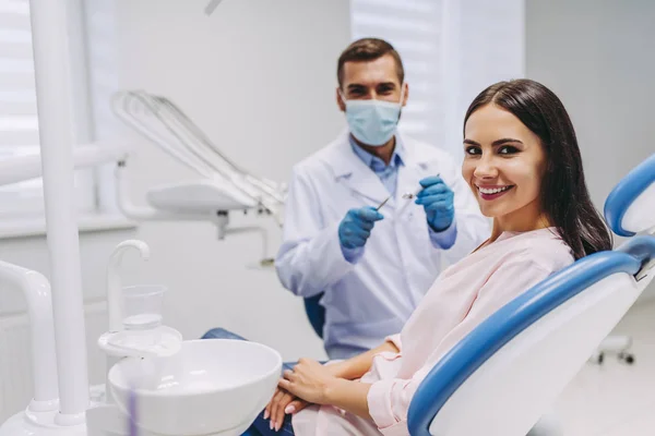 Paziente Sorridente Che Guarda Macchina Fotografica Seduto Sulla Sedia Dentale — Foto Stock