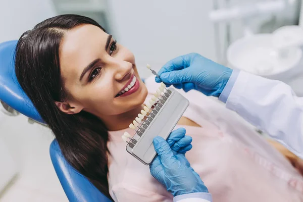 Retrato Del Paciente Sonriente Silla Dentista Eligiendo Implantes Dentales Clínica — Foto de Stock