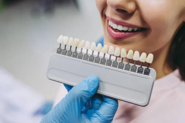 Diş implantları seçme dişçi koltuğu genç kadın portresi kapatın