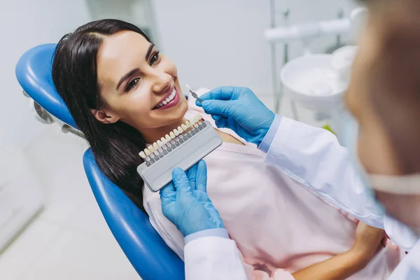 Médico Paciente Escolhendo Implantes Dentários Clínica Odontológica Moderna — Fotografia de Stock