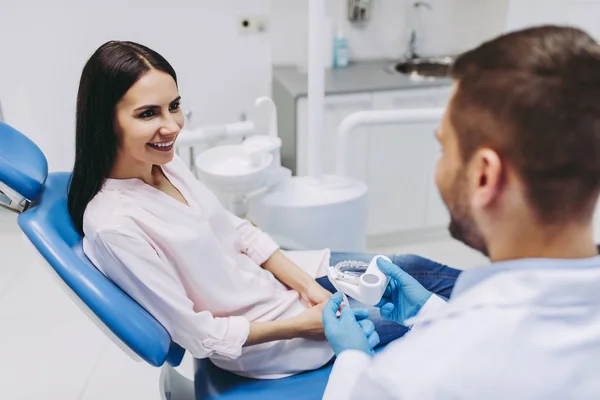 Doktor ve hasta modern diş kliniği modelinde jaws bakarak portresi