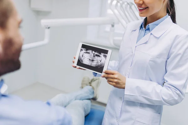 Tiro Recortado Dentista Paciente Olhando Para Tela Tablet Digital Com — Fotografia de Stock