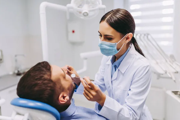 Dentista Feminina Verificando Dentes Paciente Com Espelho Clínica Odontológica Moderna — Fotografia de Stock