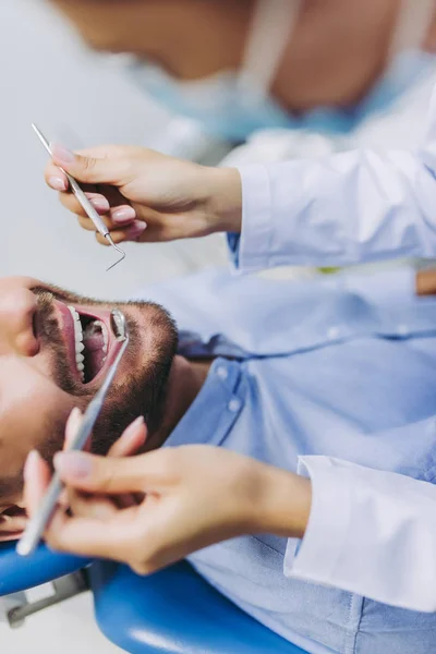 Doktor hasta dişleri ile modern diş kliniği aynada kontrol atış kırpılmış