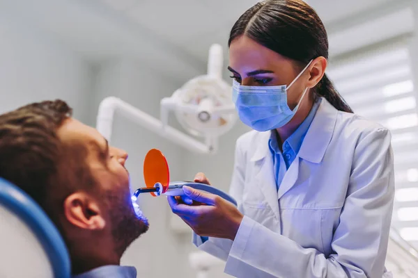 Ritratto Del Dentista Che Effettua Procedura Dentale Paziente Utilizzando Lampada — Foto Stock