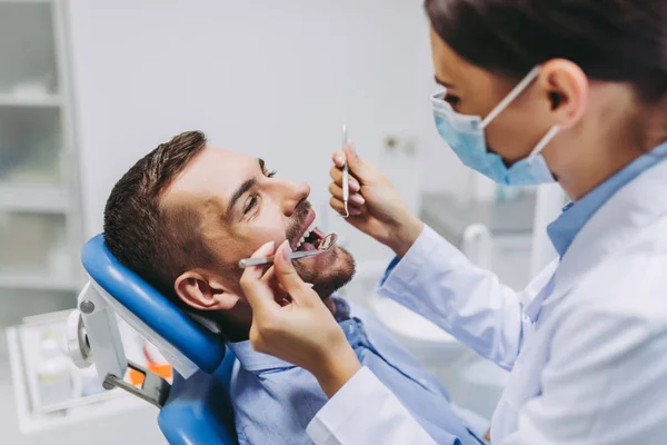 Retrato Dentista Máscara Médica Verificando Dentes Paciente Com Espelho Clínica — Fotografia de Stock