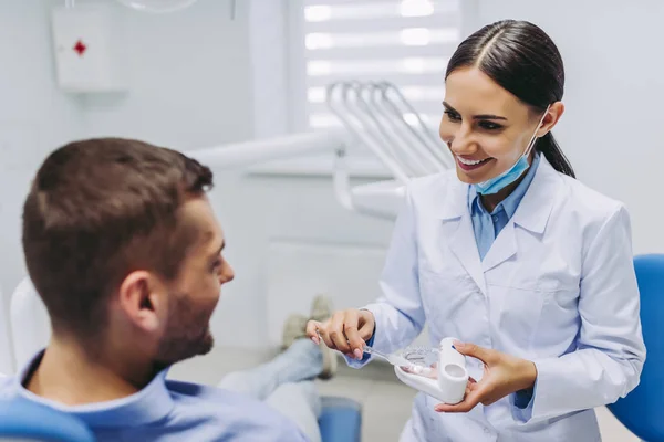 Medico Che Mostra Paziente Come Lavare Denti Sul Modello Delle — Foto Stock