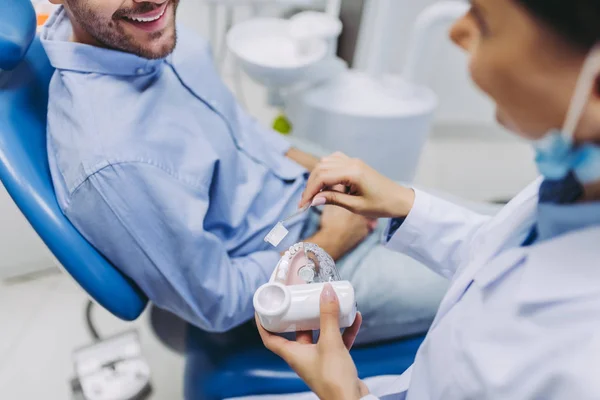 Retrato Dentista Feminino Mostrando Paciente Como Escovar Dentes Modelo Mandíbulas — Fotografia de Stock