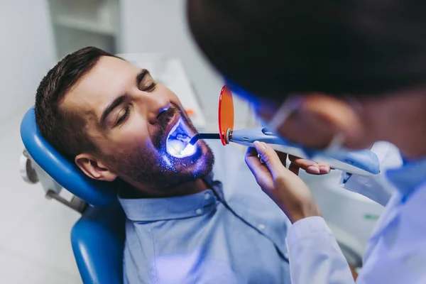 Bliska Strzał Femle Dentysta Dokonywanie Procedury Stomatologiczne Dla Pacjenta Pomocą — Zdjęcie stockowe