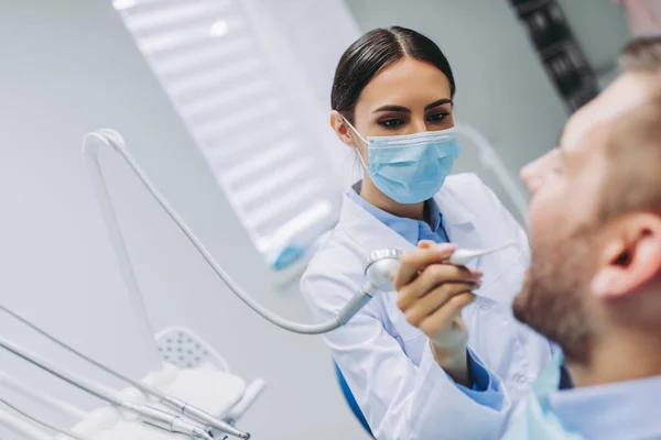 Retrato Dentista Tratando Dentes Dos Pacientes Clínica Odontológica Moderna — Fotografia de Stock