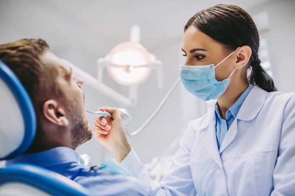 Dentista Donna Che Cura Denti Del Paziente Maschile Una Moderna — Foto Stock