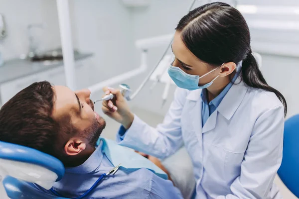 Portret Lekarka Leczeniu Męskich Zęby Pacjenta Nowoczesny Gabinet Stomatologiczny — Zdjęcie stockowe