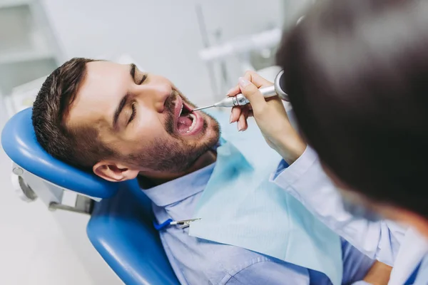 Tiro Recortado Médico Tratando Dentes Paciente Clínica Odontológica Moderna — Fotografia de Stock