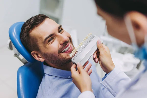 Médico Paciente Escolhendo Implantes Dentários Clínica Odontológica Moderna — Fotografia de Stock