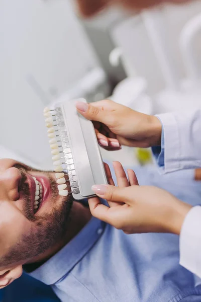 Colpo Ritagliato Dentista Paziente Che Sceglie Gli Impianti Dentali Nella — Foto Stock