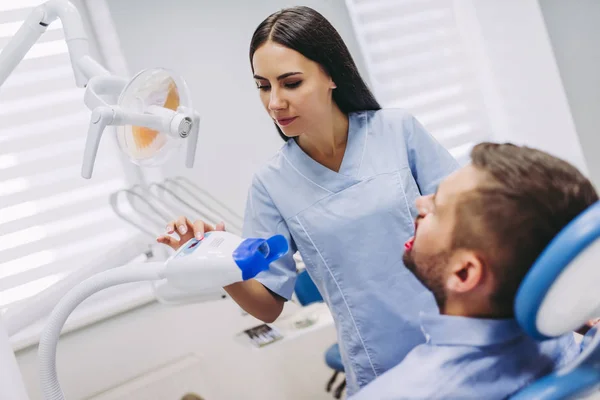 Dentista Preparare Lampada Procedura Dentale Con Denti Del Paziente Nella — Foto Stock