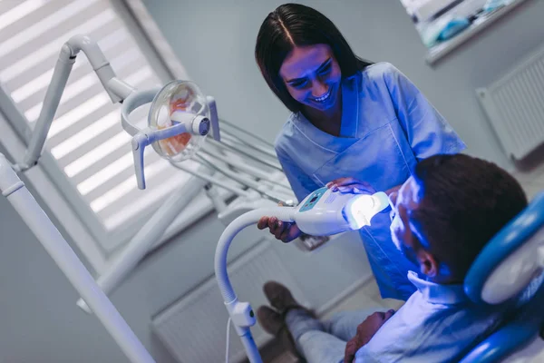 Dentista Usando Lâmpada Para Tratar Dentes Dos Pacientes Clínica Odontológica — Fotografia de Stock