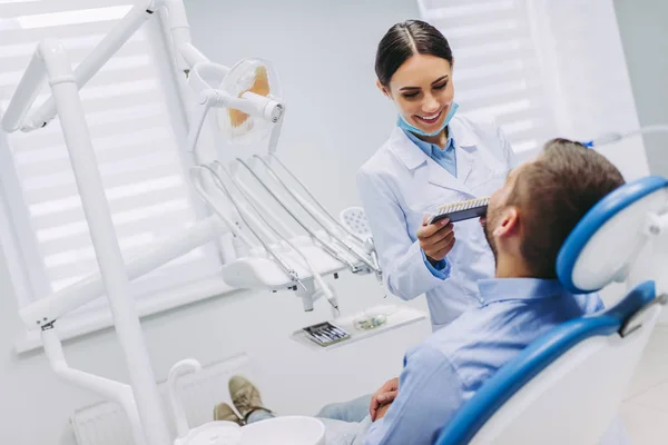 Retrato Dentista Sorridente Paciente Escolhendo Implantes Dentários Clínica Odontológica Moderna — Fotografia de Stock