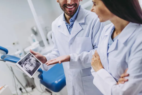 Усміхнені Лікарі Дивляться Екран Цифрових Планшетів Рентгенівським Випромінюванням Сучасній Стоматологічній — стокове фото