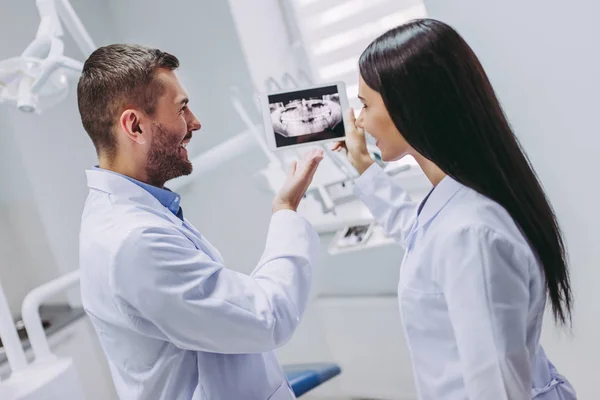 Dentista Assistente Dicussing Raio Tela Tablet Digital Clínica Odontológica Moderna — Fotografia de Stock