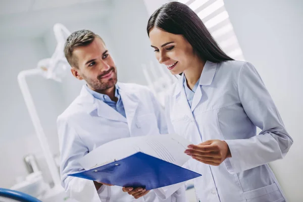 Medici Sorridenti Alla Ricerca Risultati Medici Documenti Negli Appunti Nella — Foto Stock