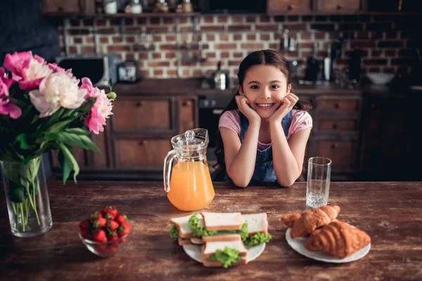 Boldog Kaukázusi Lány Kezét Arcon Asztalnál Élelmiszer Reggelire Nézi Kamerát — Stock Fotó