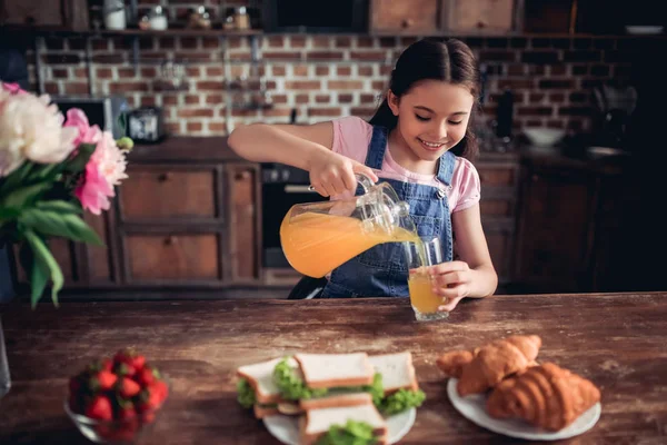 Retrato Chica Sonriente Vertiendo Jugo Ornge Vaso Para Desayuno Cocina — Foto de Stock