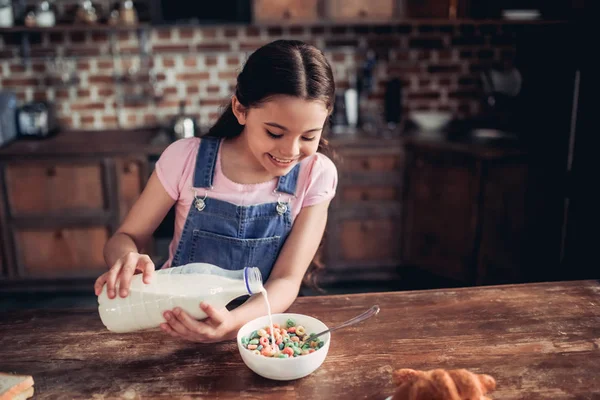 Porträtt Glad Tjej Häller Mjölk Bunken Färgglada Flingor Till Frukost — Stockfoto