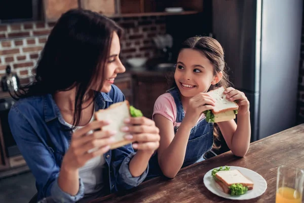 Porträtt Leende Mor Och Dotter Innehav Smörgåsar Och Tittar Varandra — Stockfoto