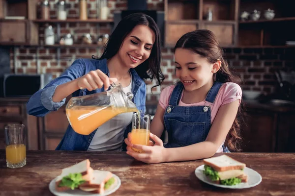 Porträtt Leende Mor Hälla Apelsinjuice Glaset För Dotter Köket — Stockfoto