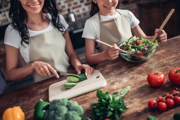 Recortado Disparo Sonriente Hija Madre Preparando Ensalada Fresca Juntos Cocina — Foto de Stock