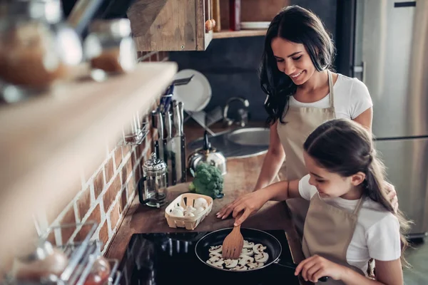 Retrato Hija Madre Freír Setas Estufa Juntos Para Cena Cocina — Foto de Stock