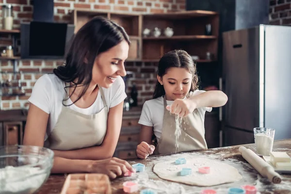 Porträtt Mor Och Dotter Förbereda Degen För Cookies Strö Mjöl — Stockfoto