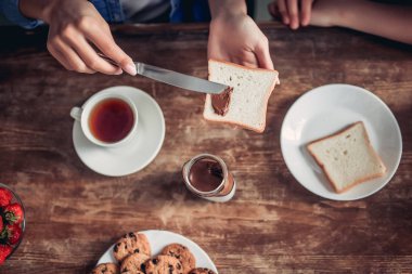 tost mutfakta çikolata Yapıştır ile yayılan kadının üstten görünüm