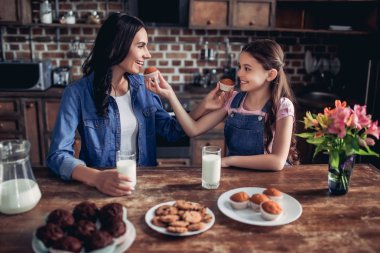 diğer kekler Mutfak besleme anne ve kızı portresi