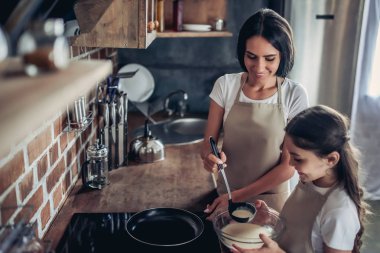 Anne ve kızı preraring krep havai görünümü mutfak