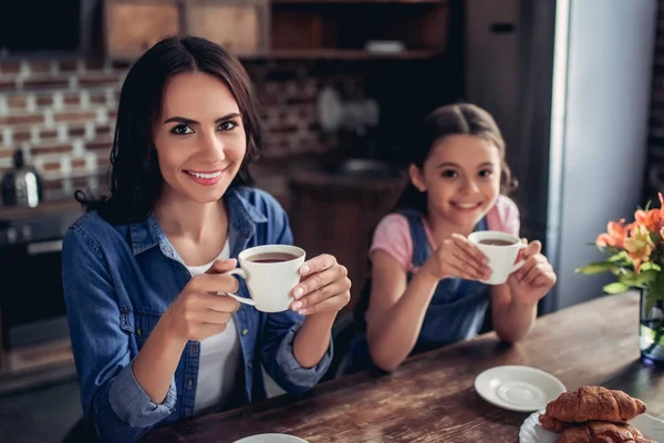 Retrato Família Sorridente Mãe Filha Bebendo Chá Juntos Olhando Para — Fotografia de Stock