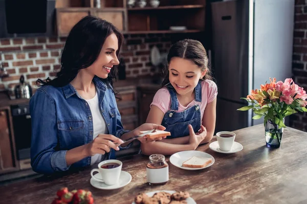 Porträtt Omtänksam Mor Fördelande Toast Med Choklad Pasta För Hennes — Stockfoto