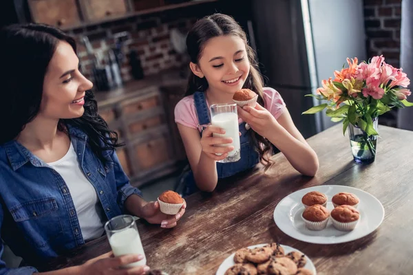 Feliz Hija Madre Sosteniendo Vasos Leche Comiendo Cupcakes Las Manos — Foto de Stock