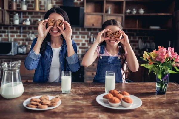 Ritratto Figlia Felice Madre Che Copre Gli Occhi Con Biscotti — Foto Stock