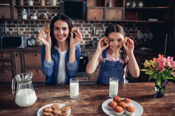 Mosolygó Lánya Anyja Tartja Cookie Kat Kezében Konyha Nézi Kamerát — Stock Fotó