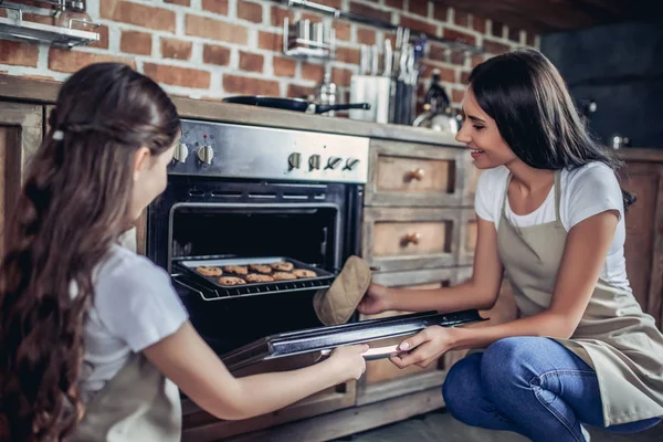 Anya Lánya Cookie Kat Együtt Konyhában Főzés Portréja — Stock Fotó