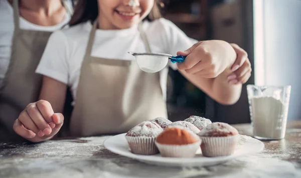 Vágott Lövés Anya Lánya Locsolás Cukor Por Főtt Cupcakes Konyhában — Stock Fotó