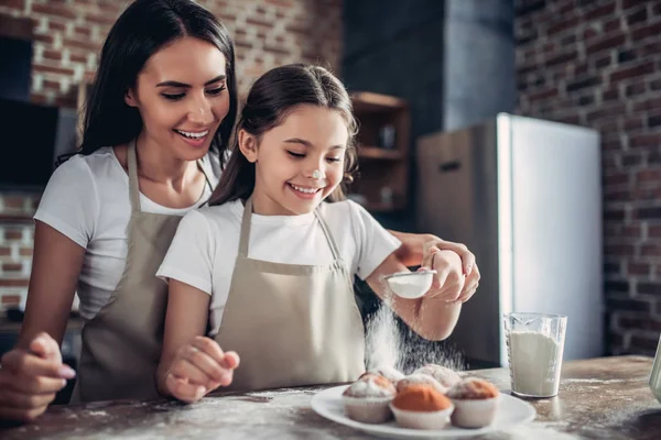 Porträtt Leende Mor Och Dotter Bevattning Med Socker Pulver Tillagad — Stockfoto