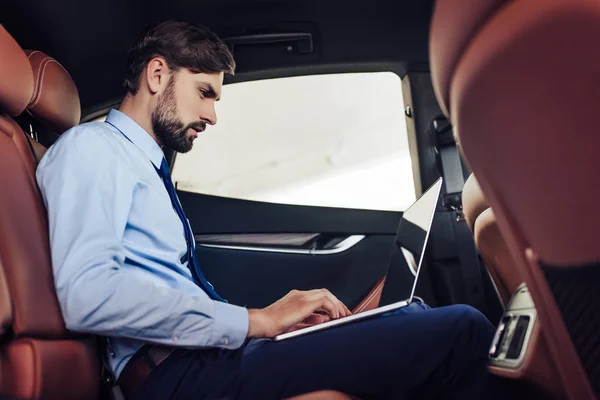 Vista Lateral Del Hombre Negocios Caucásico Utilizando Ordenador Portátil Coche — Foto de Stock